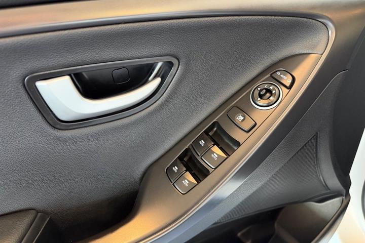 Hvid Hyundai i30 fra 2015