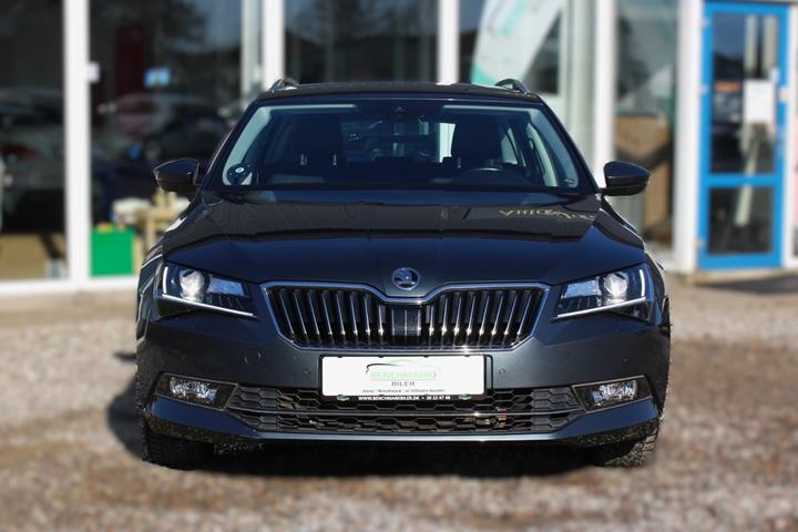 Grå Skoda Superb fra 2019