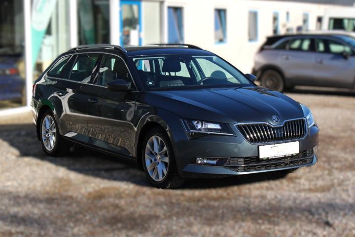 Grå Skoda Superb fra 2019