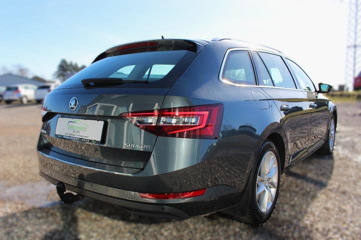 Grå Skoda Superb fra 2019