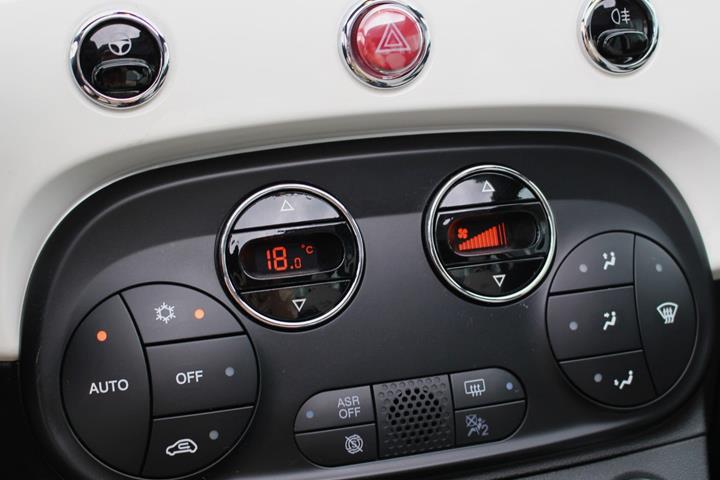 Hvid Fiat 500C fra 2022