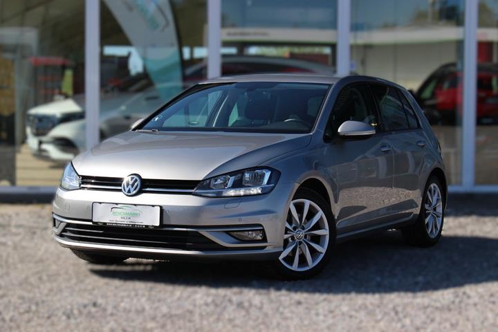 Beige VW Golf VII fra 2019