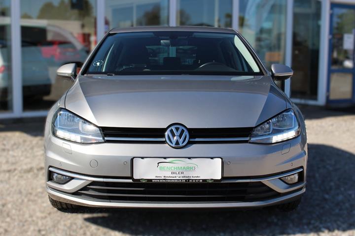 Beige VW Golf VII fra 2019