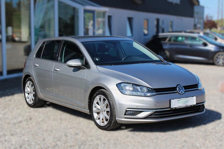 Beige VW Golf VII fra 2019