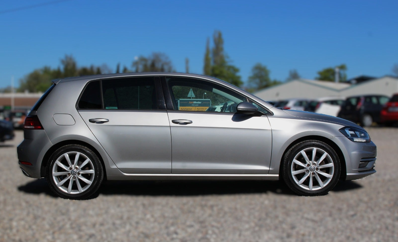 Beige VW Golf VII fra 2019