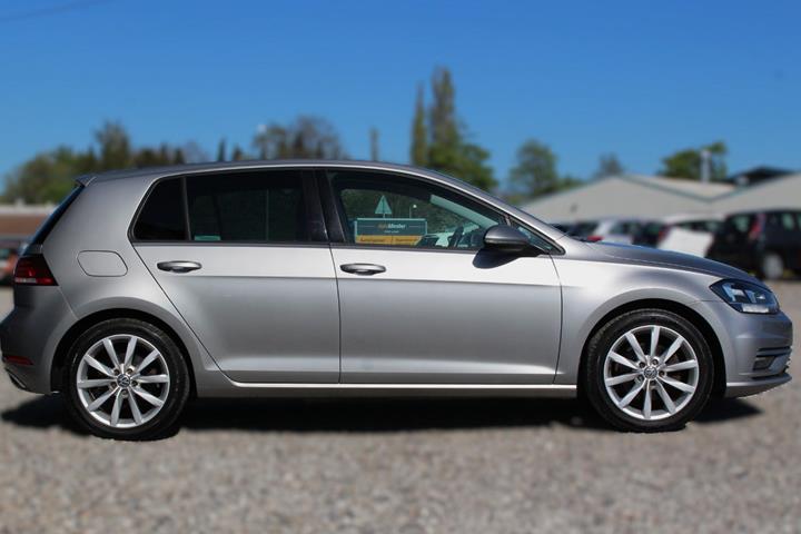 Beige VW Golf VII fra 2019