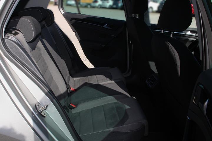 Beige VW Golf VII fra 2019
