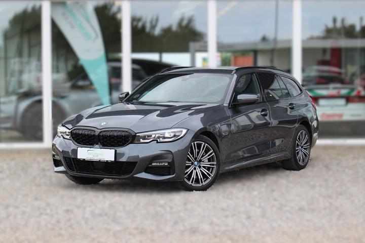 Grå BMW 330e fra 2022