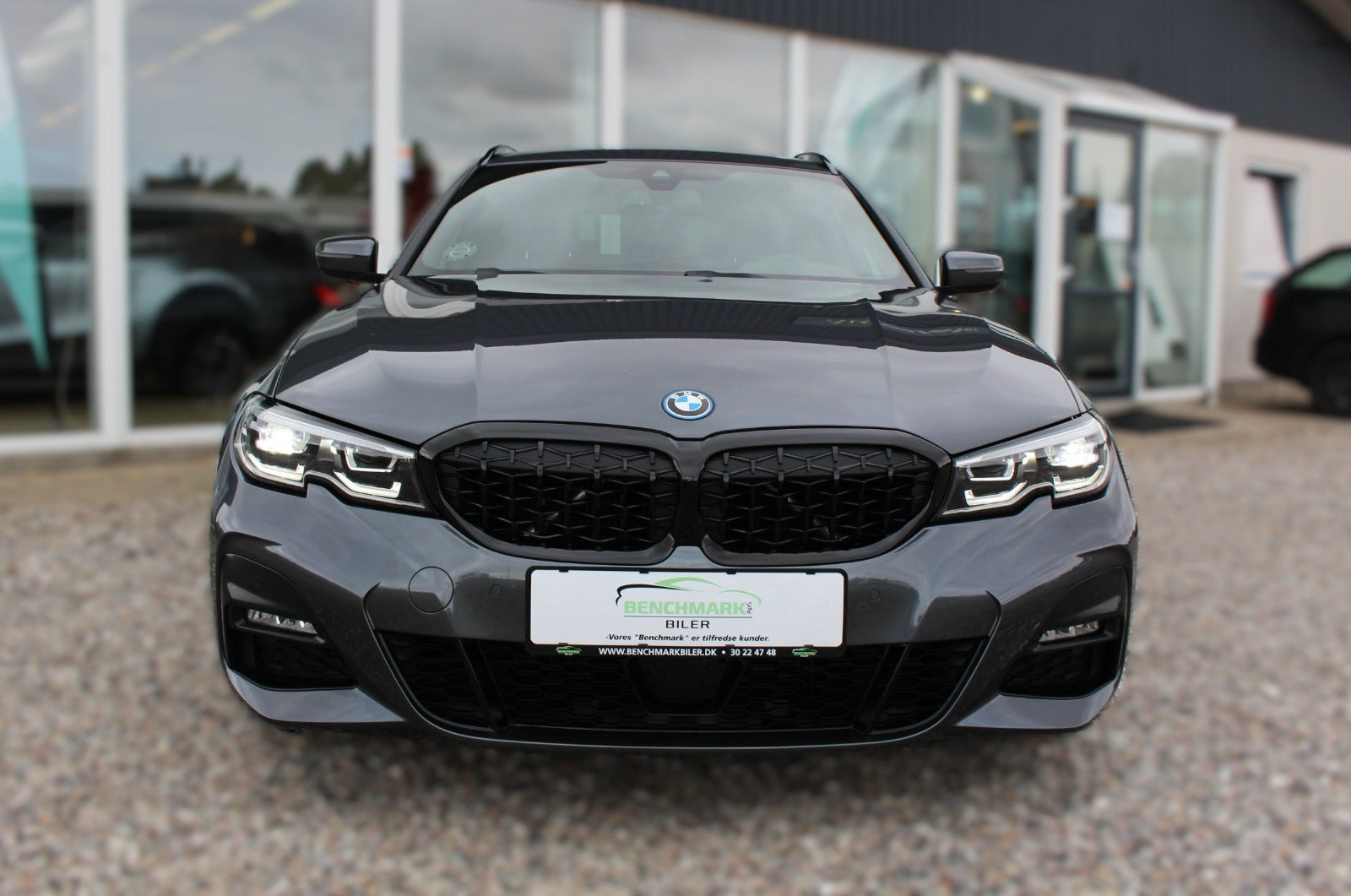 Grå BMW 330e fra 2022