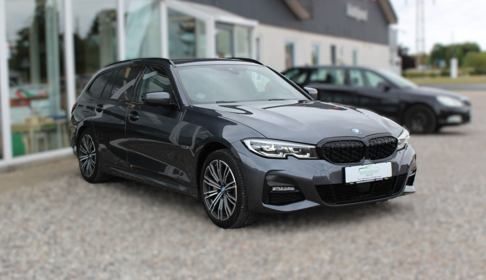 Grå BMW 330e fra 2022