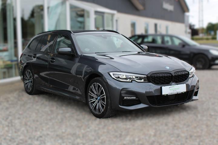Grå BMW 330e fra 2022