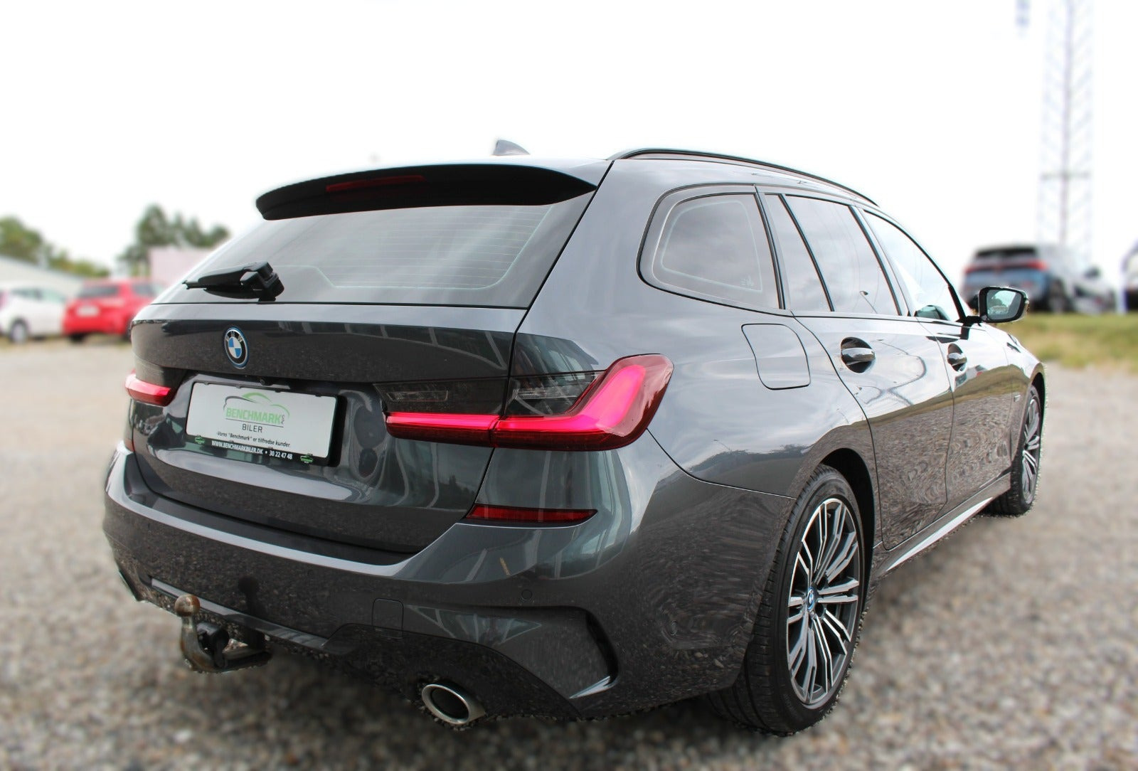 Grå BMW 330e fra 2022