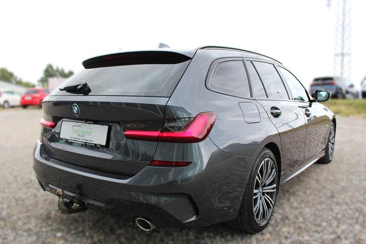 Grå BMW 330e fra 2022