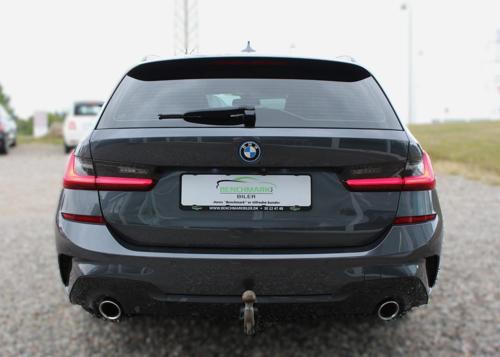 Grå BMW 330e fra 2022