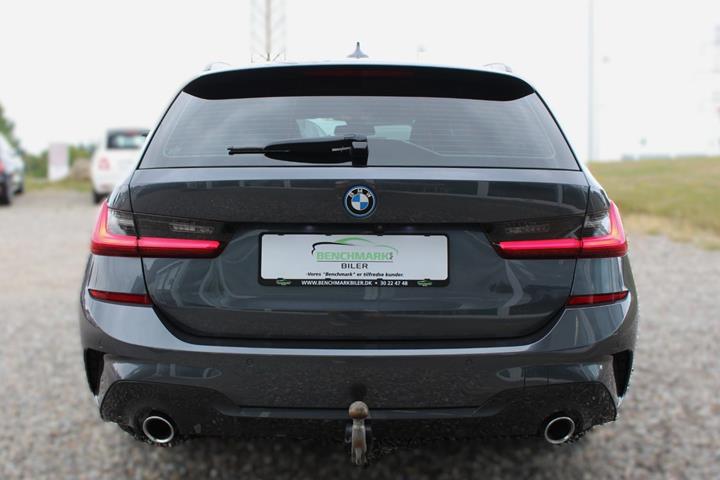 Grå BMW 330e fra 2022