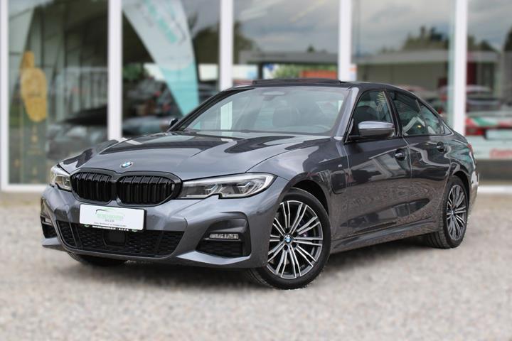 Grå BMW 330e fra 2019