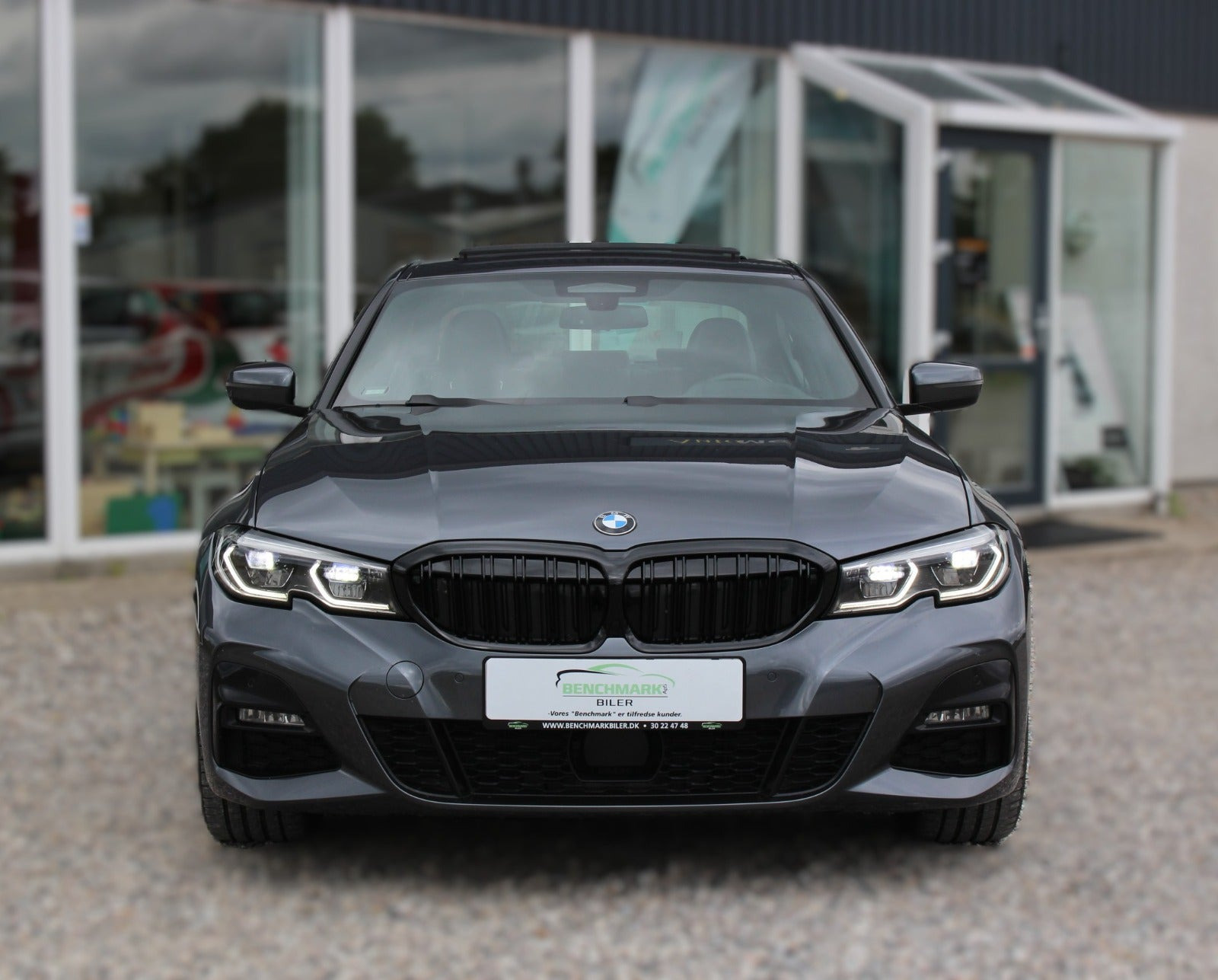 Grå BMW 330e fra 2019