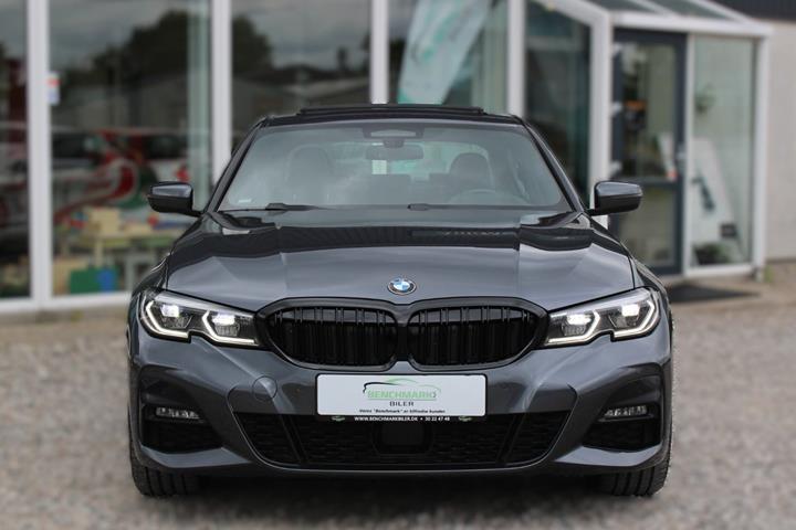 Grå BMW 330e fra 2019