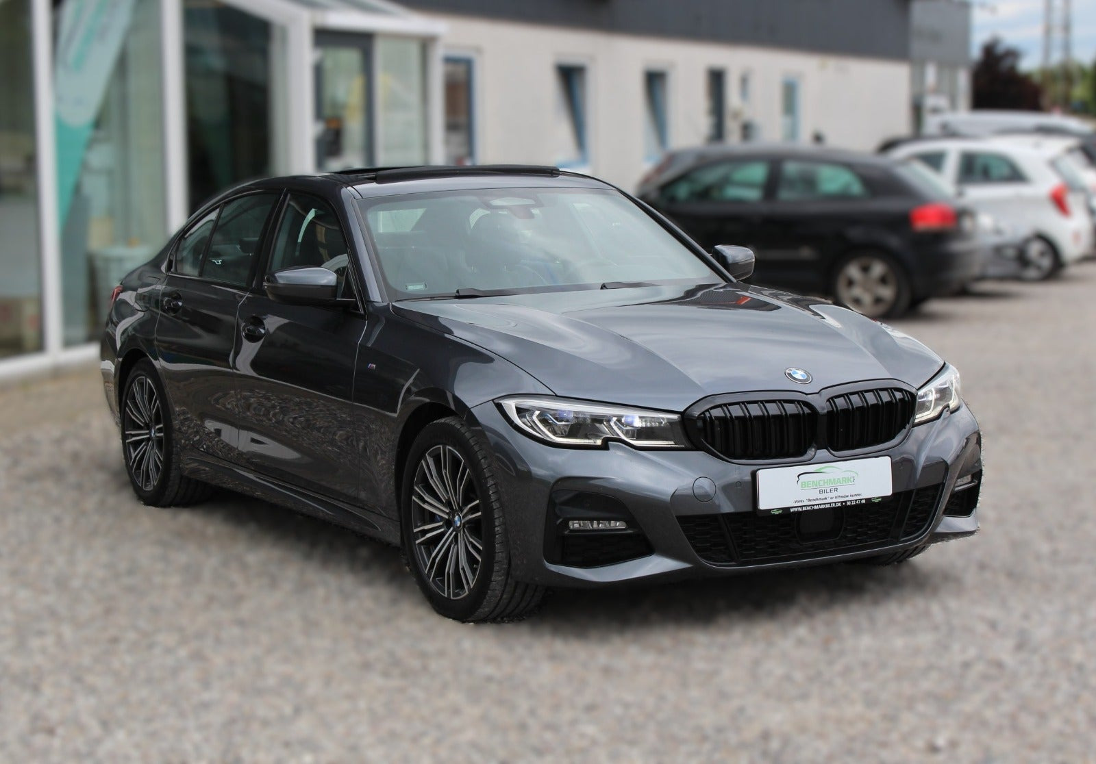 Grå BMW 330e fra 2019