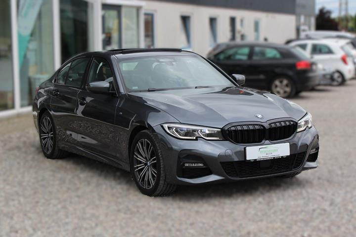 Grå BMW 330e fra 2019