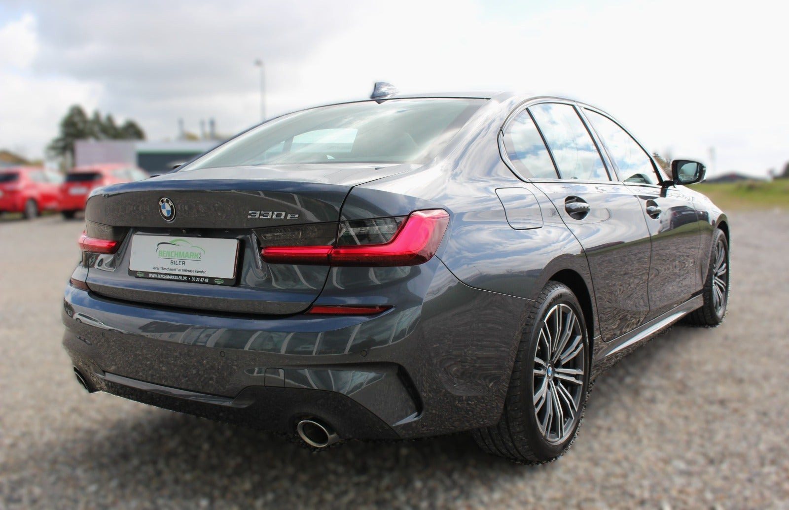 Grå BMW 330e fra 2019