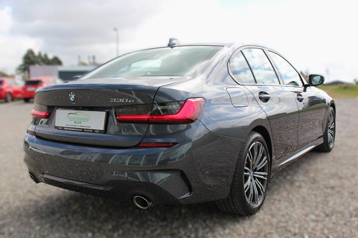 Grå BMW 330e fra 2019