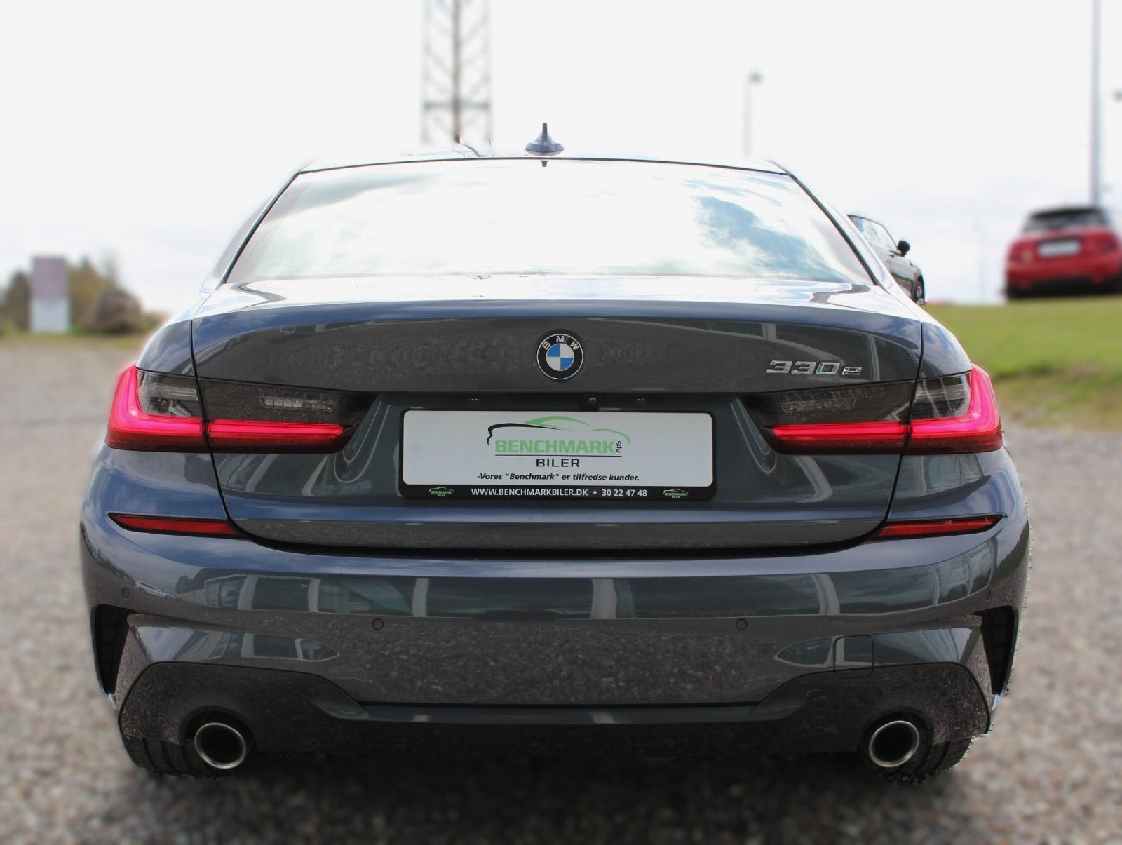Grå BMW 330e fra 2019
