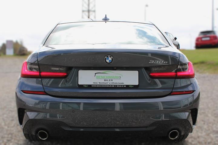 Grå BMW 330e fra 2019