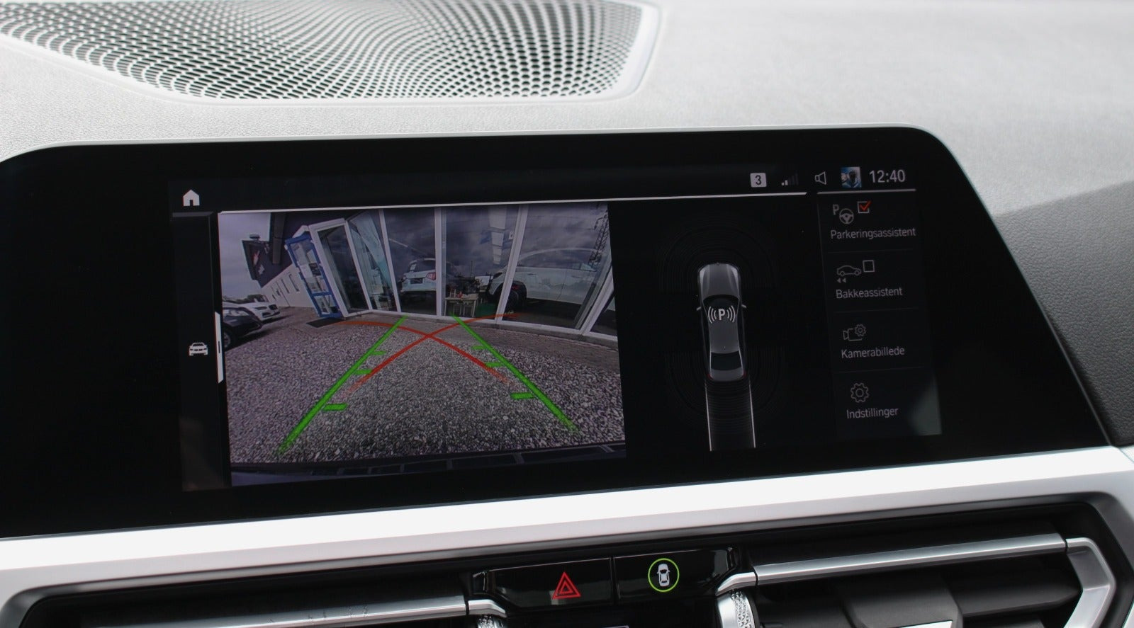 Grå BMW 330e fra 2019