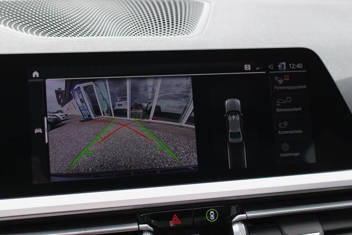 Grå BMW 330e fra 2019