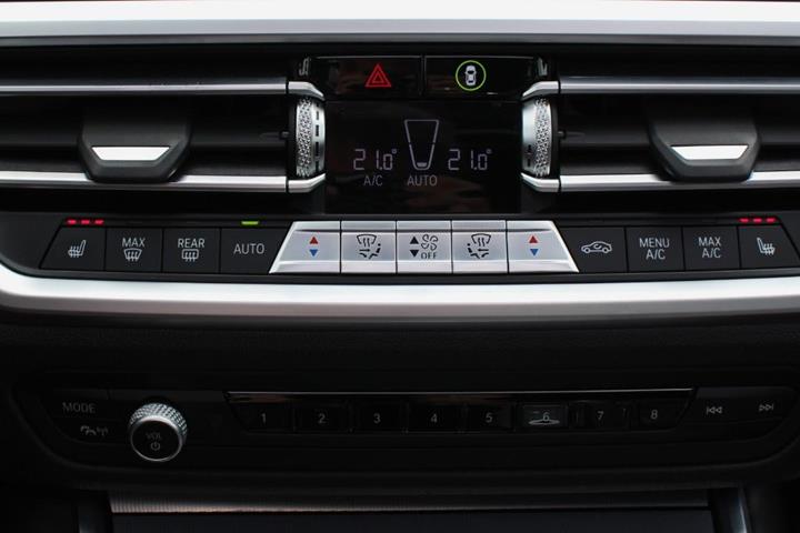 Grå BMW 330e fra 2019