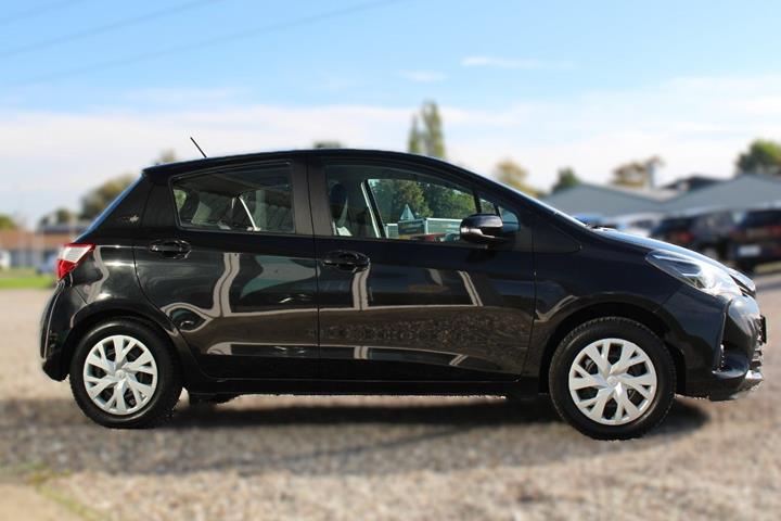 Sort Toyota Yaris fra 2017