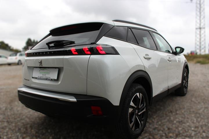 Hvid Peugeot e-2008 fra 2023