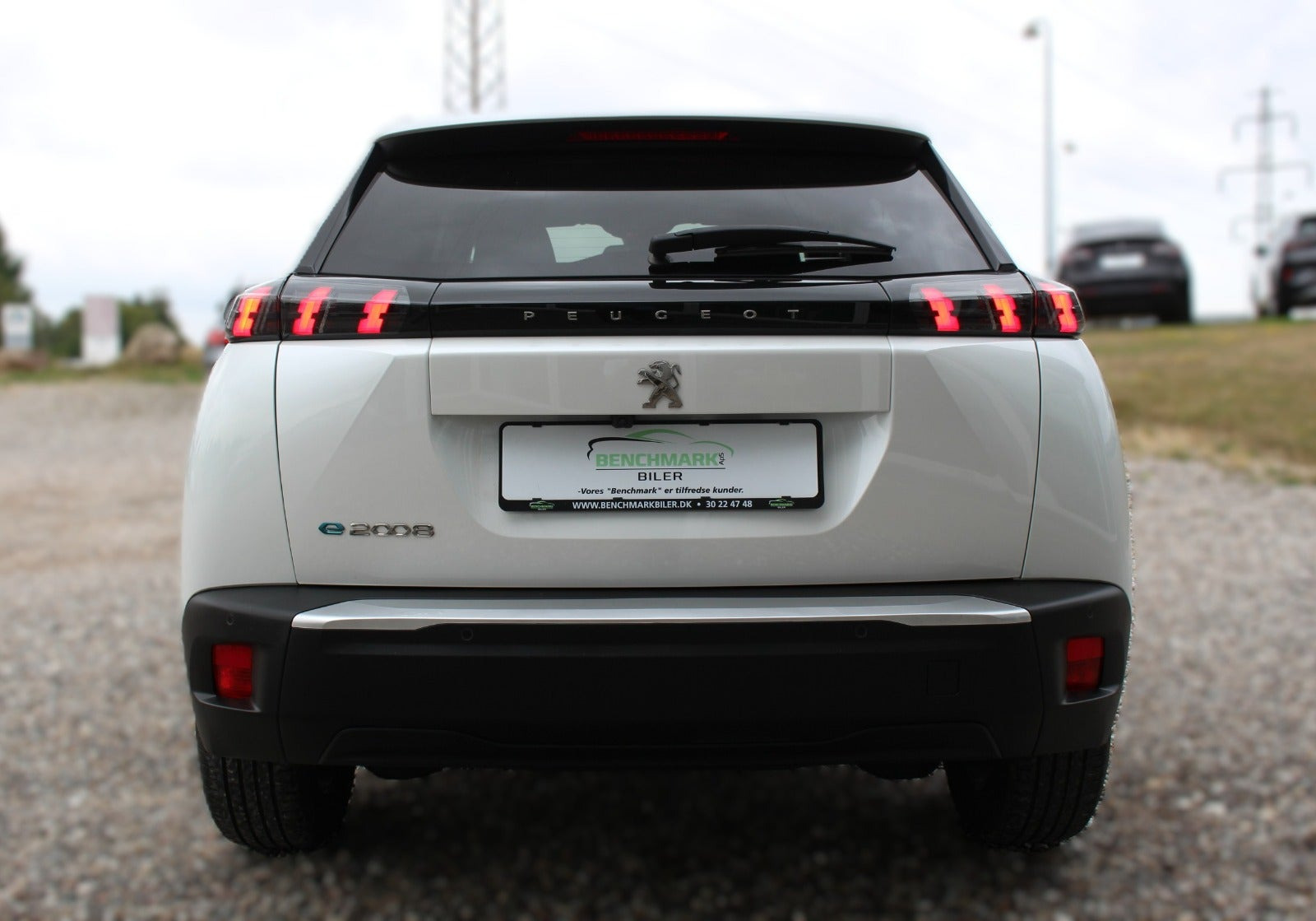 Hvid Peugeot e-2008 fra 2023