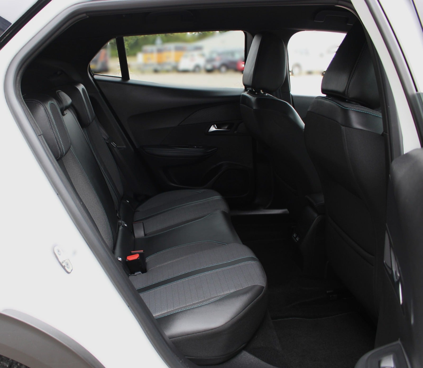 Hvid Peugeot e-2008 fra 2023