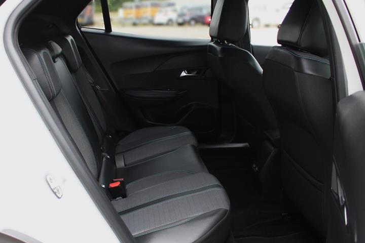 Hvid Peugeot e-2008 fra 2023