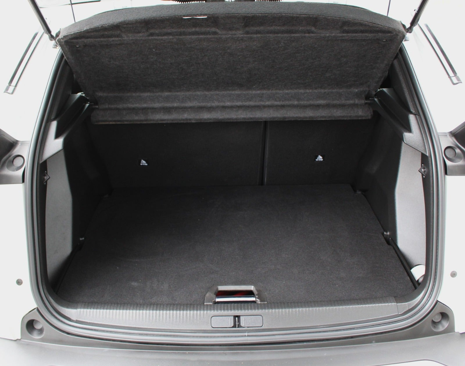 Hvid Peugeot e-2008 fra 2023
