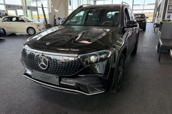 Rød Mercedes EQB250+ fra 2024