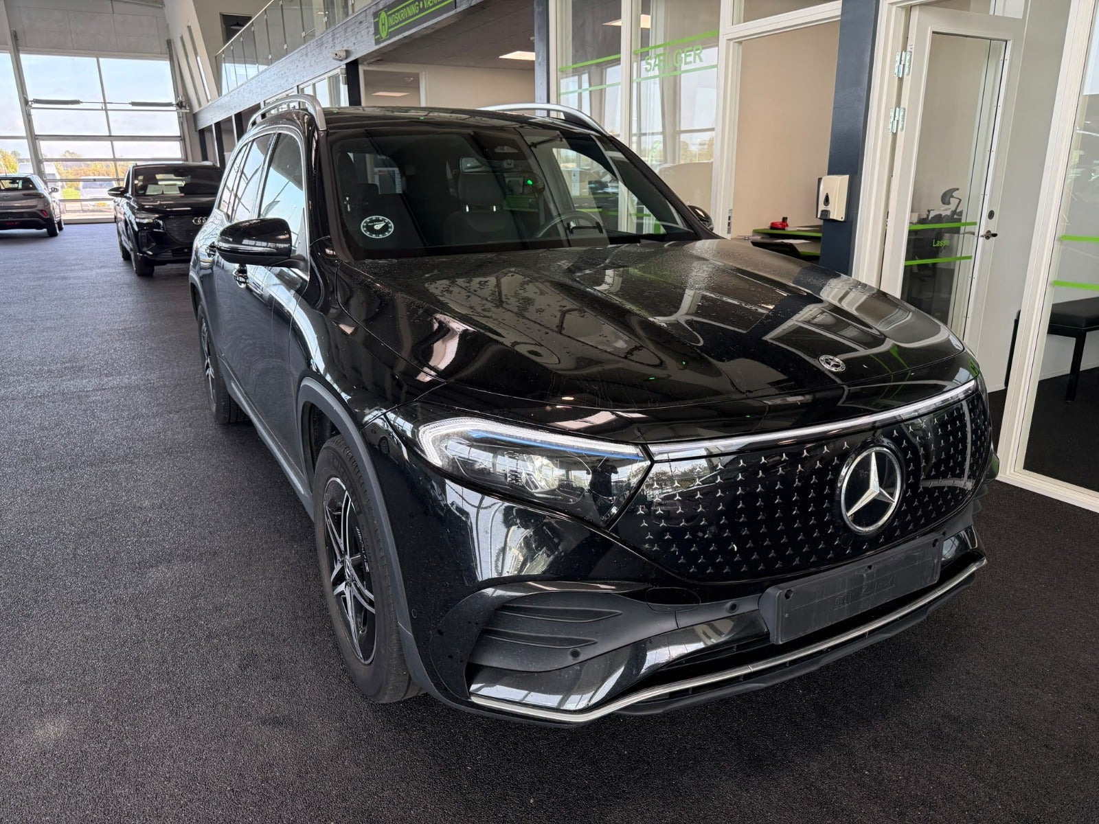 Rød Mercedes EQB250+ fra 2024
