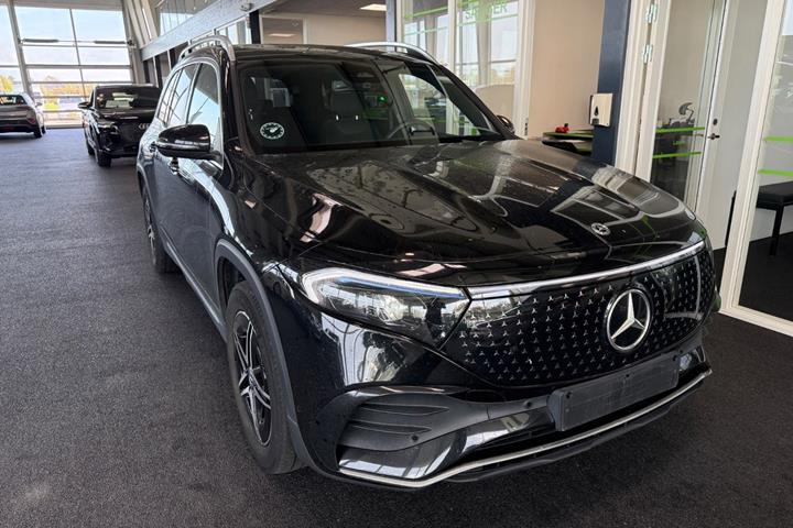 Rød Mercedes EQB250+ fra 2024