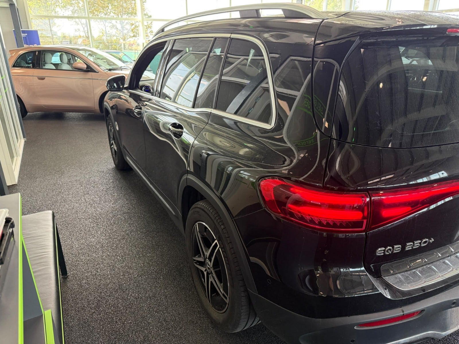 Rød Mercedes EQB250+ fra 2024