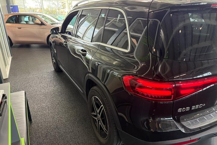 Rød Mercedes EQB250+ fra 2024