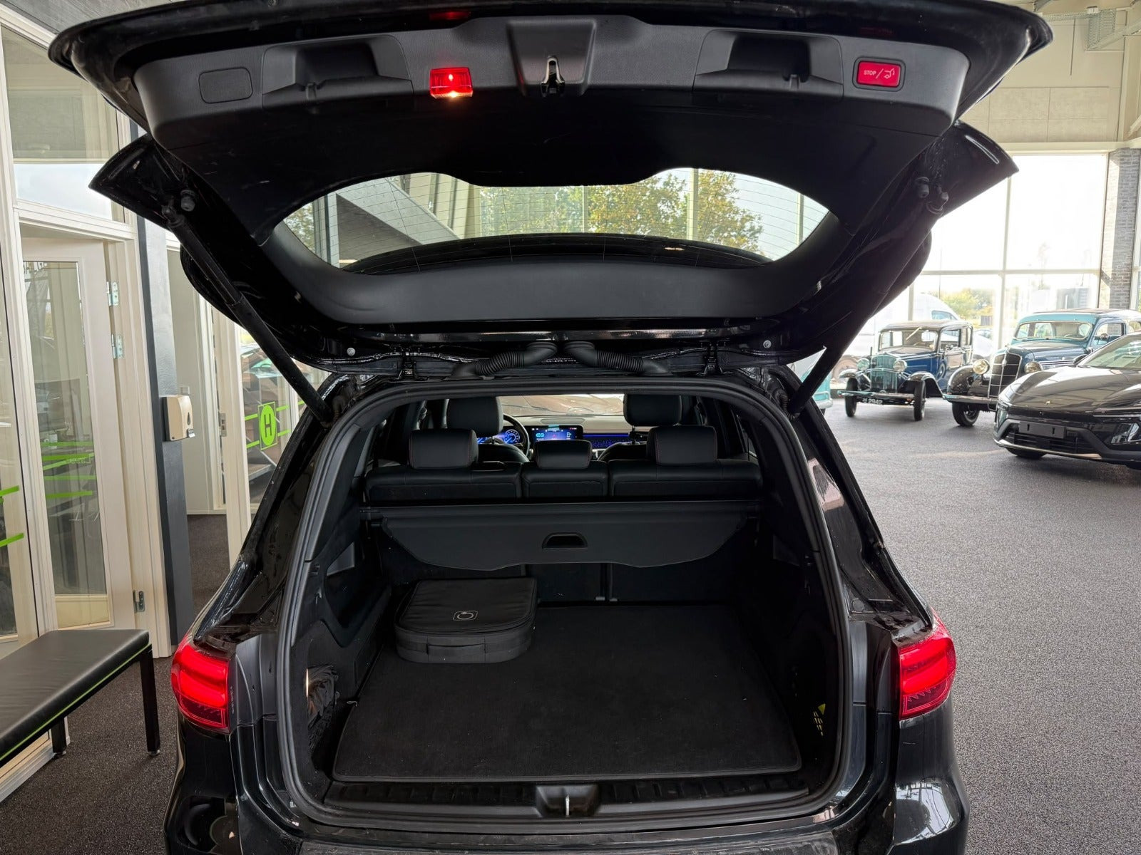 Rød Mercedes EQB250+ fra 2024