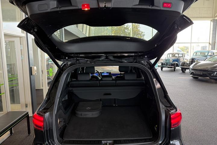 Rød Mercedes EQB250+ fra 2024