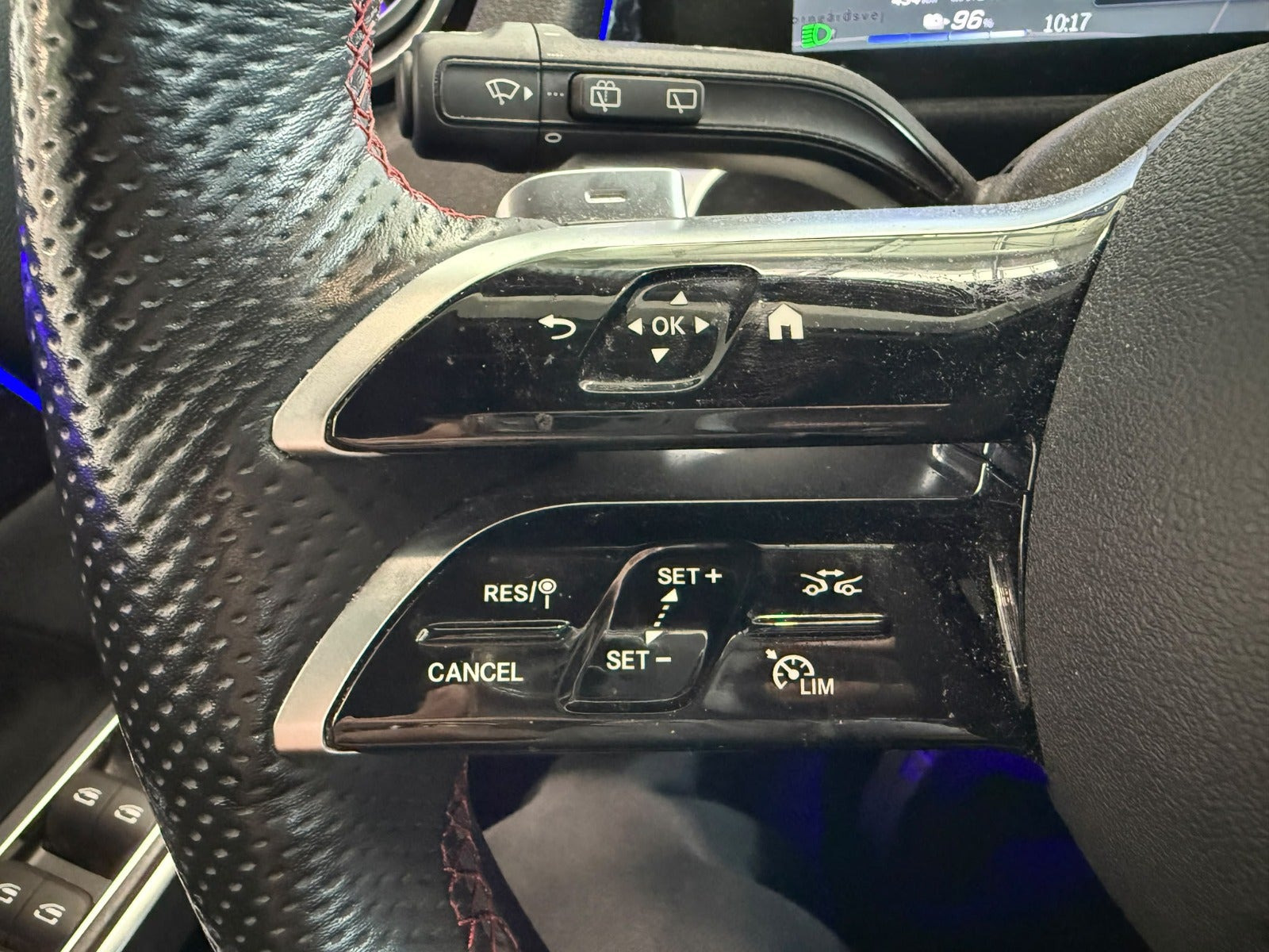 Rød Mercedes EQB250+ fra 2024