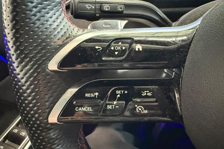 Rød Mercedes EQB250+ fra 2024
