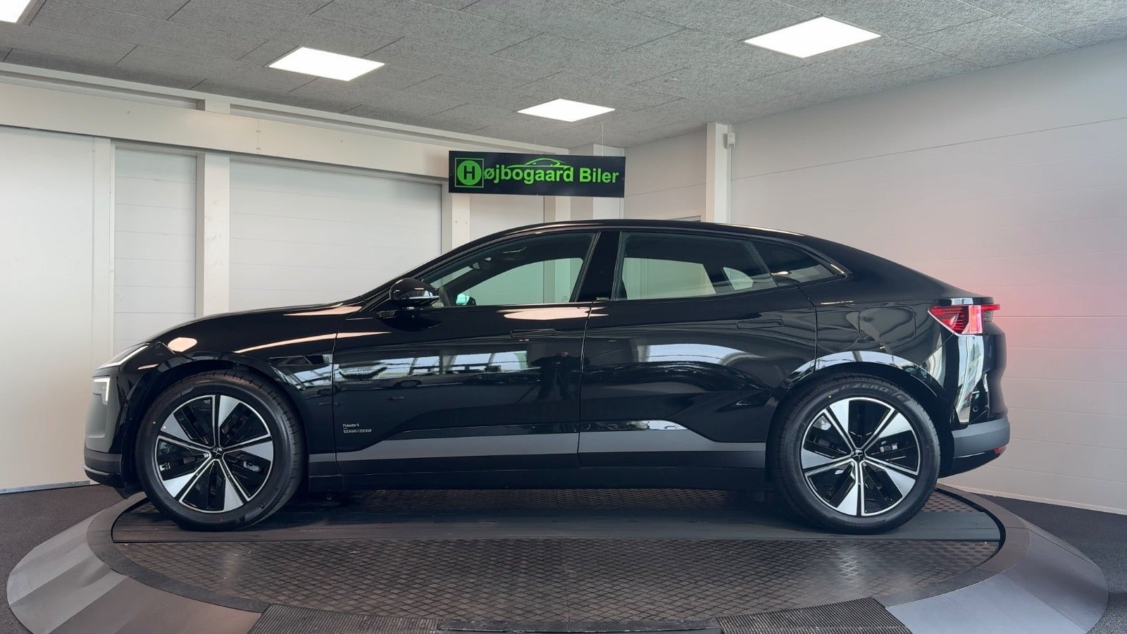 Sort Polestar 4 fra 2026