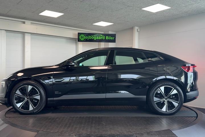 Sort Polestar 4 fra 2026