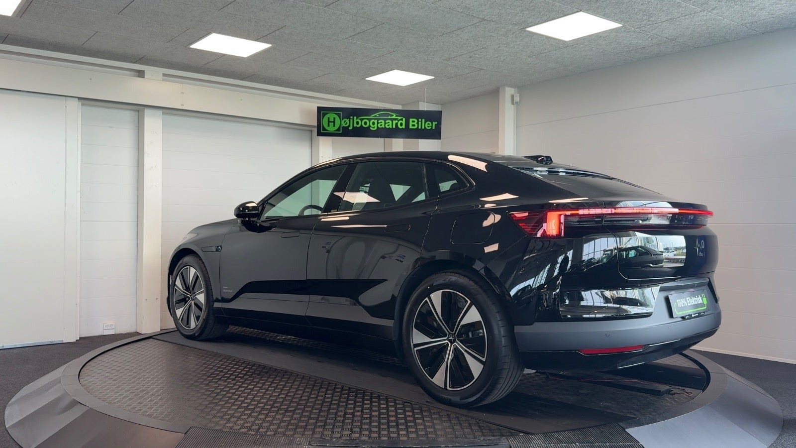 Sort Polestar 4 fra 2026