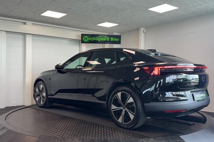 Sort Polestar 4 fra 2026